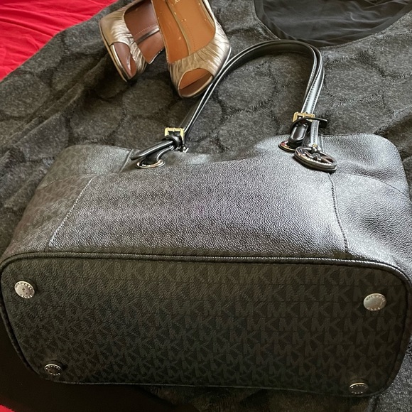 MICHAEL Michael Kors
East-West Monogram Zip Tote Bag NWOT - Picture 5 of 16